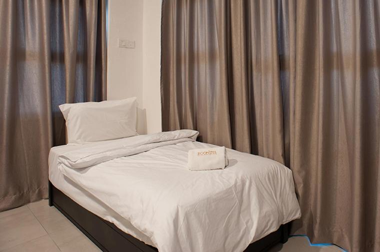 Econtel Queensbay Sungai Dua Bukit Екстериор снимка