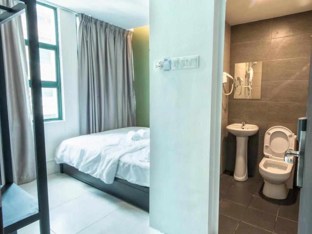 Econtel Queensbay Sungai Dua Bukit Екстериор снимка